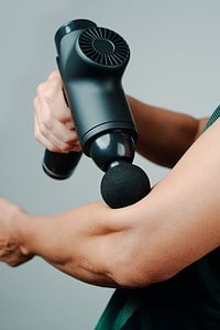 Die 6 beliebtesten Massagepistolen. Die ultimative Lösung zur Muskelentspannung und Schmerzlinderung. Entspannung pur.